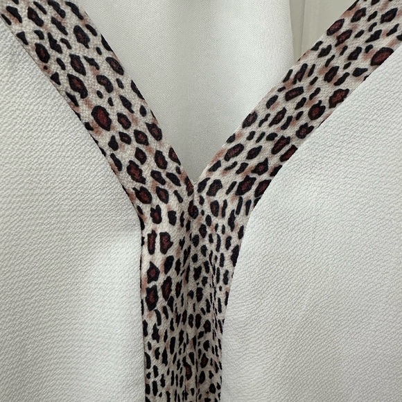 Chicme White Cami Shell Tank with Leopard Cheetah Accents V Neck XL Fall layer - Picture 2 of 6